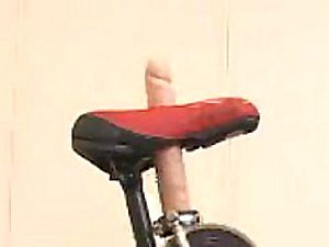 Domineer cornea giapponese baby raggiunge l'orgasmo di guida uno Sybian biciclette