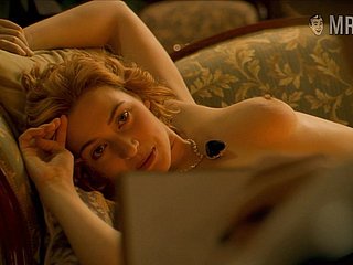 Hipnotizante e atraente atriz Kate Winslet em algumas cenas de cama
