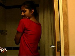 शॉवर में गर्म सेक्सी भारतीय शौकिया बेब दिव्य