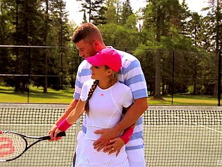 Seks op de tennisbaan voor een hete vrouw
