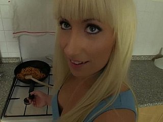 Sexo caseiro na cozinha com namorada checa tesão