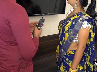 Indian Bhabhi seduce el mecánico de TV para el sexo con audio hindi claro