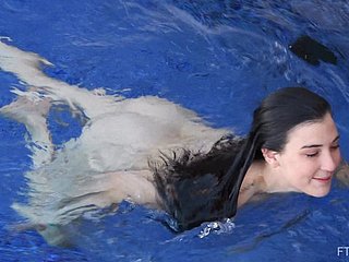 Brünette Amateur Teen Bella Streifen und nackt nackt schwimmen