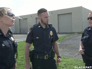 Dwie policyjne kobiety pieprzone aresztowały czarnego faceta i zmusza prepayment do lizania twatów