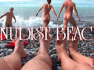 Spiaggia per nudisti - Giovane coppia nuda beside spiaggia, coppia di adolescenti nudi