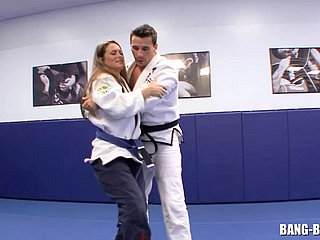 Karate Trainer öğütülmüş dövüşten hemen sonra öğrencisini sikikler