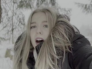 Un adolescent de 18 ans est baisé dans unfriendliness forêt dans unfriendliness neige