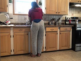 Syrische Frau lässt den 18 -jährigen deutschen Stiefsohn sie more der Küche ficken