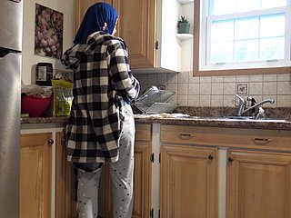 Syrische huisvrouw wordt door de Duitse echtgenoot in de keuken crème