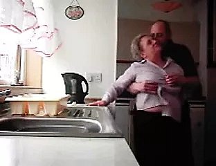 Grand-mère et grand-père baise dans dampen cuisine