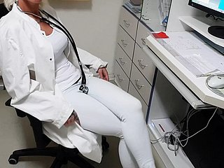 Dokter verleidt haar close to zijn studie