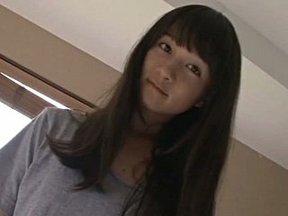 Japanische süße und heiße Mädchen Okada Robin kriecht auf dem Bett