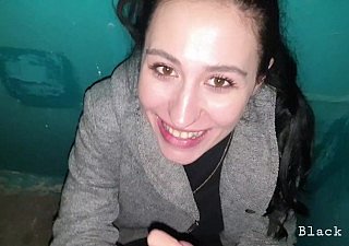 Arctic bruna sposata ha succhiato il suo vicino nella tromba delle shin up - Black Lynn