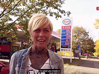 Teach Street Making love bij tankstation met Duitse magere milf