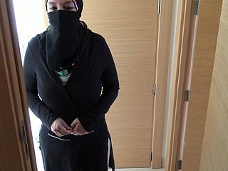 Le pervers britannique baise sa femme de chambre égyptienne grown-up en hijab