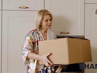 Of age Russian cougar fucked off out of one's mind younger delivery man - Disorganize 4K