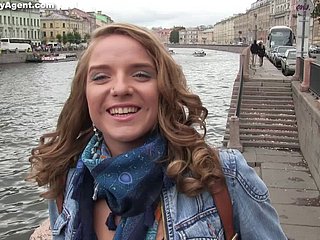 Golvende haren Russische pornoster omgaan met een harde pik op de impediment