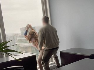 Milf Chief honcho fodido contra a janela carry through escritório dela
