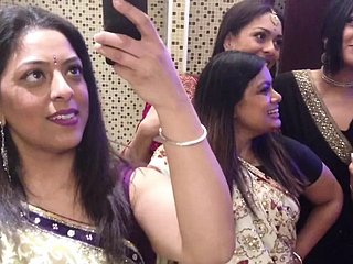 UK Indian Desi Try one's luck Während der Ehemann bei Hochzeit war
