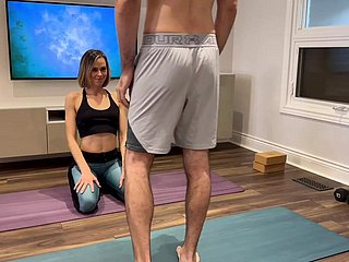 La esposa es follada y creampie en pantalones de yoga mientras trabaja en un spend time together de los maridos