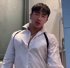 Il ragazzo cinese sotto glacial doccia non cum
