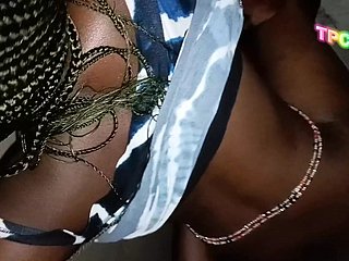 Schwarzes Paar aus dem Kongo macht Liebe und Hardcore-Sex around einer Ecke eines Kirchenhauses