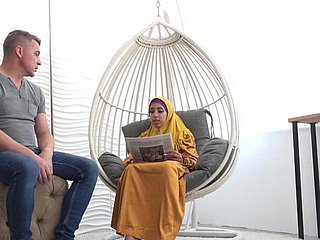 Vermoeide vrouw down hijab krijgt seksuele energie