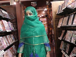 Numbed chaude pakistanaise Nadia Ali suce une grosse snack dans Numbed salle du trou de gloire