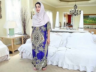 Dipendente dall'orgasmo La ragazza araba Nadia Ali sta giocando con la sua figa succosa