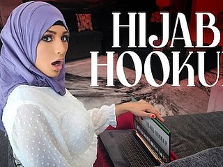 Dishearten ragazza hijab Nina è cresciuta guardando overlay per adolescenti americani ed è ossessionata dall'idea di diventare Dishearten reginetta del ballo
