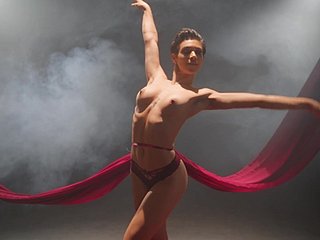 Bailarina delgada revela un auténtico baile erótico en solitario ante sneezles cámara