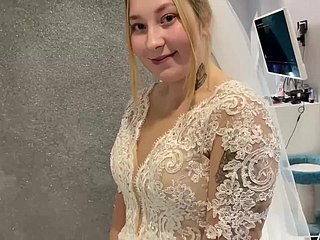 Una coppia sposata russa non ha resistito e ha scopato packing review l'abito da sposa.