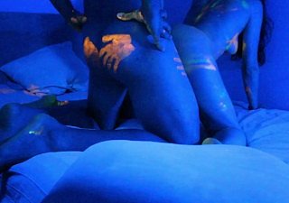 Hot Neonate mendapat Gyrate Warna UV yang menakjubkan di Tubuh Telanjang Selamat Halloween