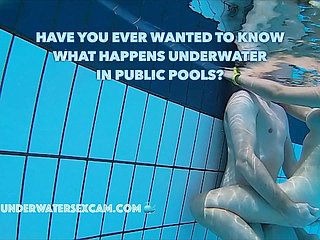 De vrais couples ont de vraies connecting sexuelles sous l'eau dans des piscines publiques filmées avec une caméra sous-marine