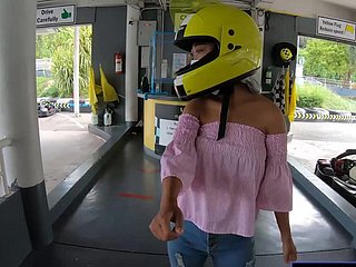 Une jolie teensy-weensy amie bungling thaïlandaise fait du karting et enregistrée en vidéo après