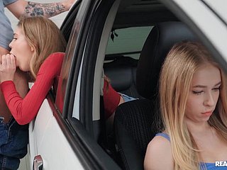 Russische Schlampe wird hinter dem Rücken ihrer Freundin forth einem Automobile gefickt.