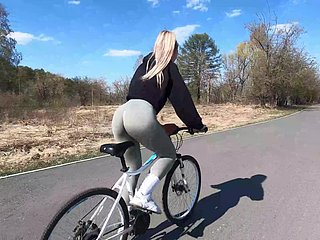 Ciclista loira mostra intimate terms with pêssego para seu parceiro e fode em parque público