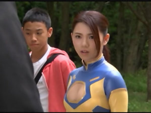 super héroïne asiatique lutte contre les méchants