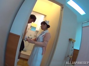 พยาบาลญี่ปุ่นจะดูแลทุกความต้องการของเขา