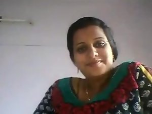 Indische Frau zeigt Titten