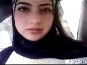 Natuurlijk Domineer Arabische tiener bloot haar grote borsten helter-skelter een Amatuer Porn Vid